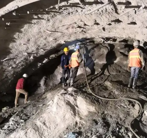通川拱顶带模注浆料的施工流程及注意事项